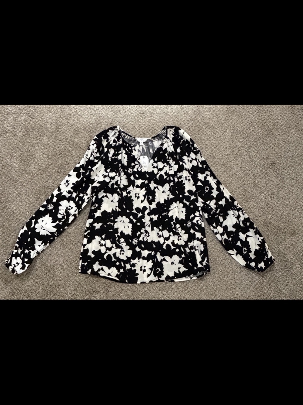 Time & Tru Black and White Floral Long-Sleeve Blouse